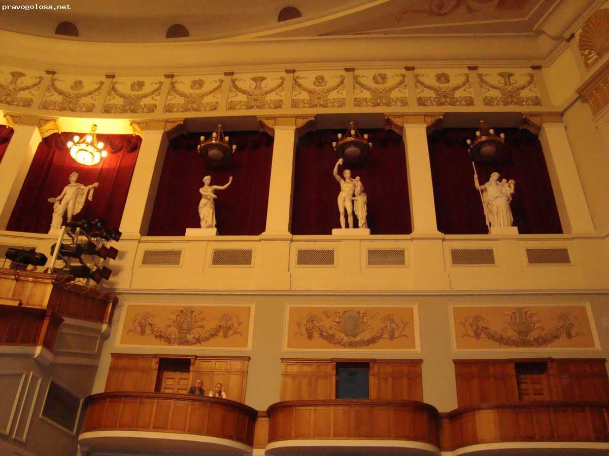 Оперный театр Новосибирск статуи